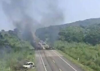 Bloque de carreteras por quema de vehículos en Chiapas. AMEXI / Foto Leonel Durante