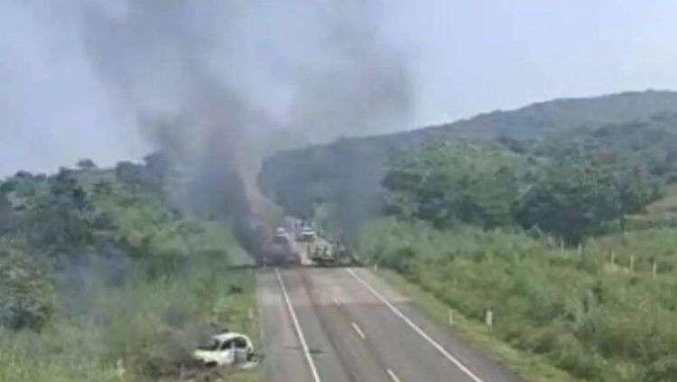 Bloque de carreteras por quema de vehículos en Chiapas. AMEXI / Foto Leonel Durante