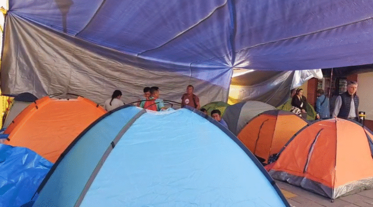 Oaxaca, 27 de octubre, 2025. Vuelve la CNTE a colapsar la ciudad de Oaxaca. AMEXI / FOTO: Oscar Rodríguez