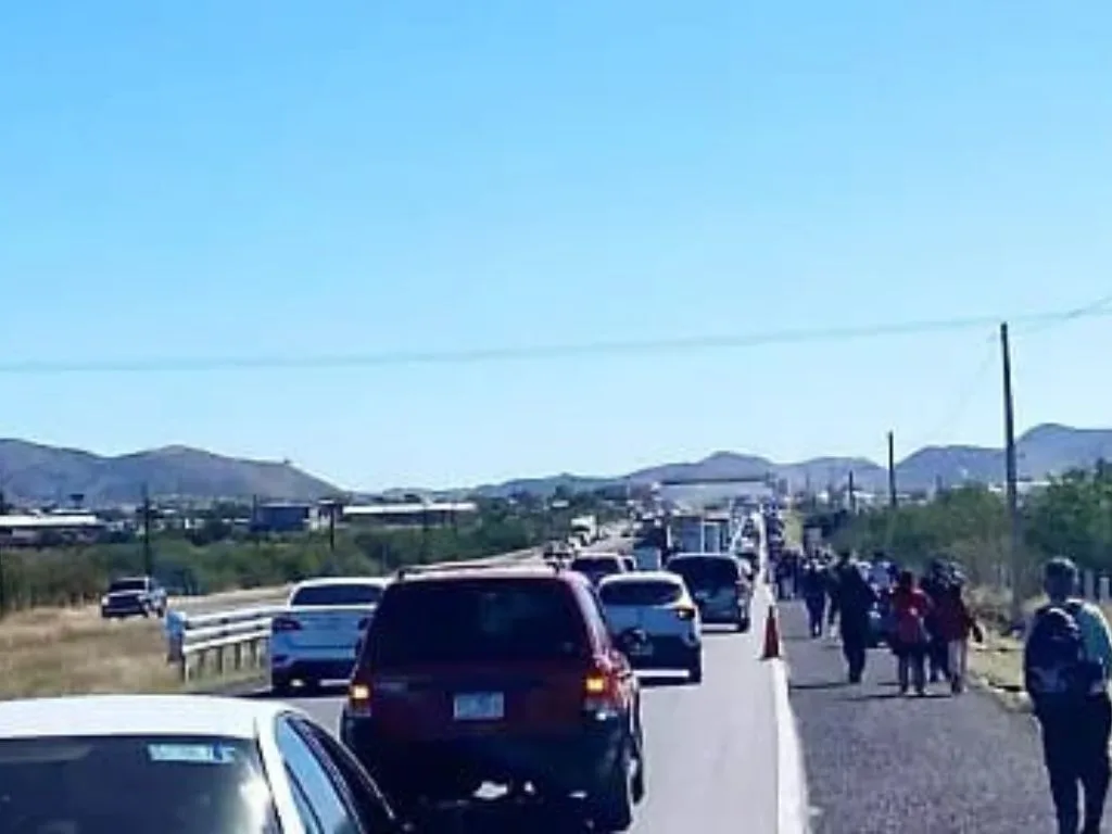 Campesinos mantienen bloqueos carreteros en Michoacán
