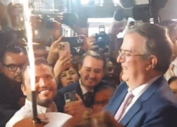 Diputados morenistas reciben a Marcelo Ebrard con pastel y Mañanitas