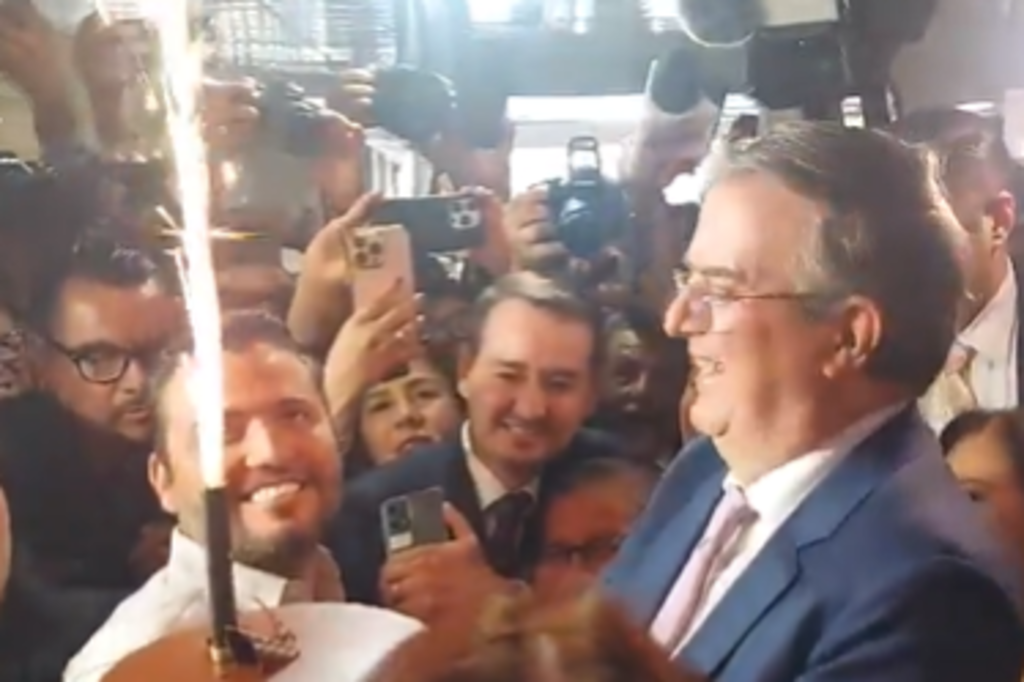 Diputados morenistas reciben a Marcelo Ebrard con pastel y Mañanitas