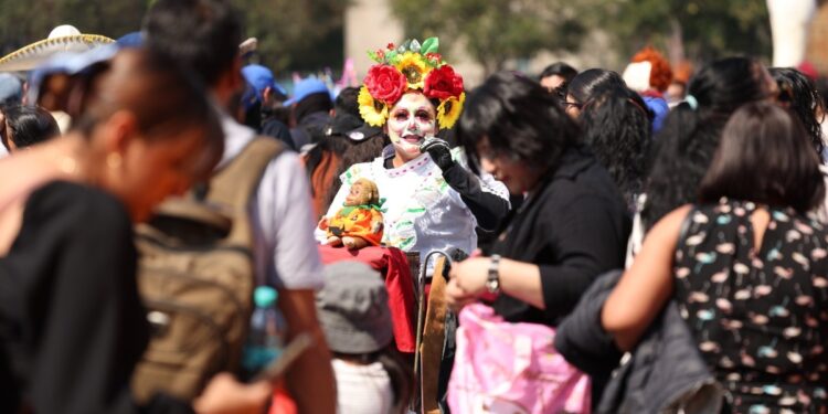 Ofrenda Monumental de Día de Muertos en el Zócalo celebra a Tonantzin y 700 años de México-Tenochtitlan