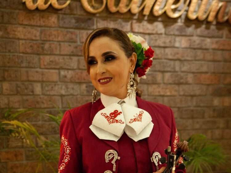 Muere Charito Casas, la voz que hizo vibrar al mariachi mexicano | AMEXI/FOTO: IG @crisviolin