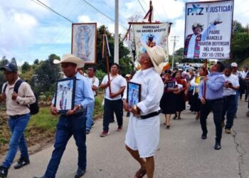 Chiapanecos realizan peregrinación a un año del asesinato del sacerdote Marcelo Pérez