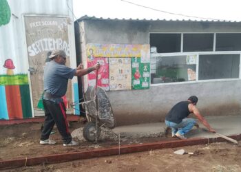 Familiares construyen escuela ante inacción del gobierno. AMEXI