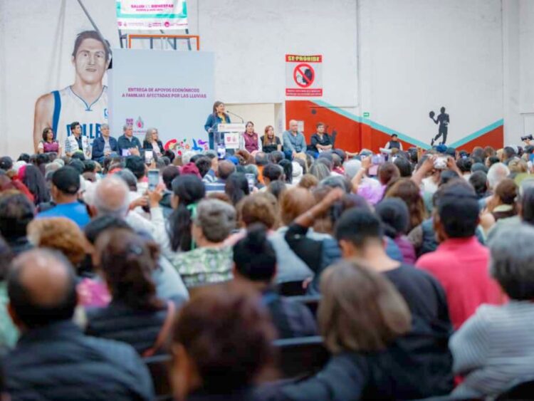 Clara Brugada entrega créditos del programa Vivienda Digna. AMEXI