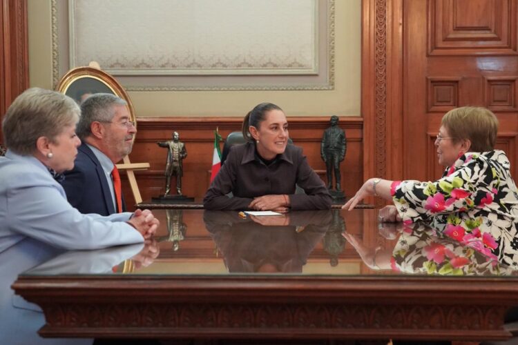 Claudia Sheinbaum recibe a Michelle Bachelet en Palacio Nacional