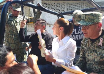 Claudia Sheinbaum y el gobernador de San Luis Potosí, Ricardo Gallardo Cardona, recorren el municipio de Tamazunchale afectado por las lluvias.15 de octubre de 2025. Foto Especial