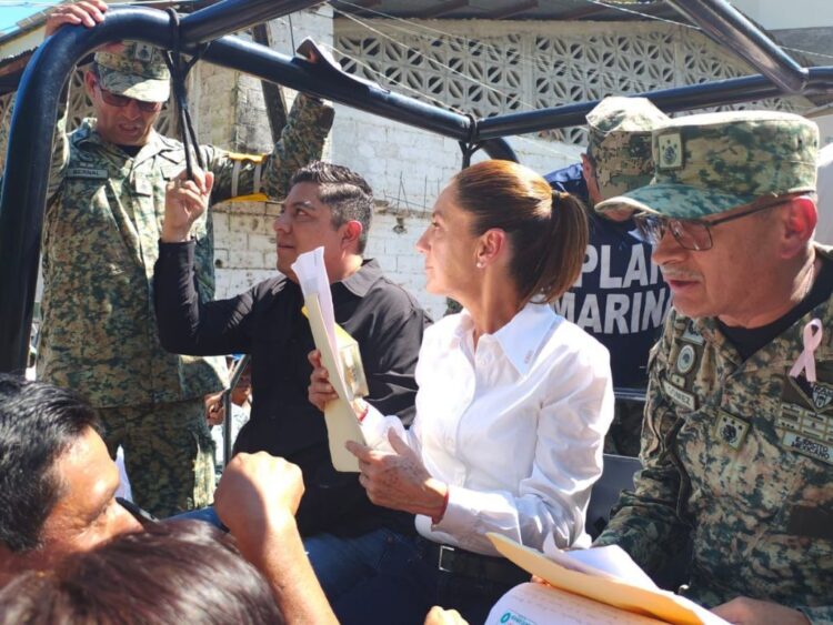 Claudia Sheinbaum y el gobernador de San Luis Potosí, Ricardo Gallardo Cardona, recorren el municipio de Tamazunchale afectado por las lluvias.15 de octubre de 2025. Foto Especial