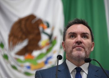Federico Döring toma la palabra en la tribuna de la Cámara de Diputados durante denuncia sobre huachicol fiscal en Coahuila.