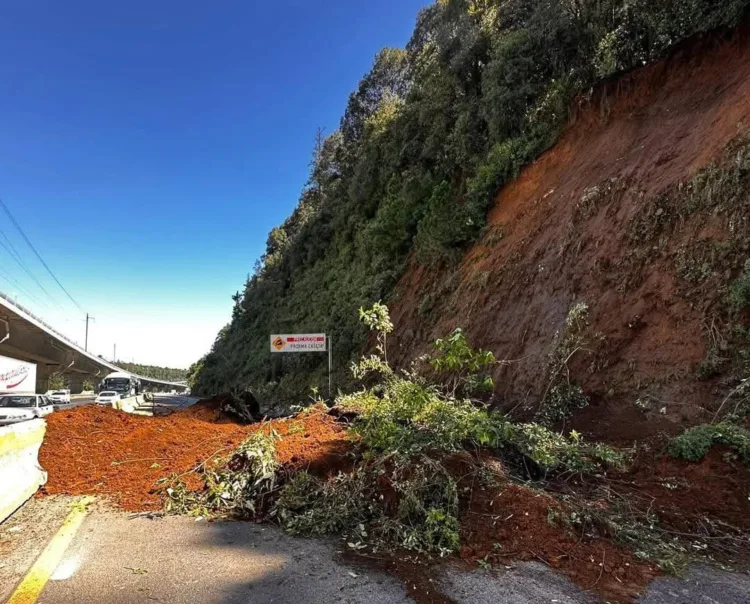 Tercer derrumbe en autopista México-Toluca en menos de un mes; provoca cierre parcial