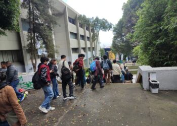 Desalojan Facultad de Ciencias Políticas de la UNAM por amenaza de bomba. 6 de ocubre de 2025. AMEXI Foto Especial