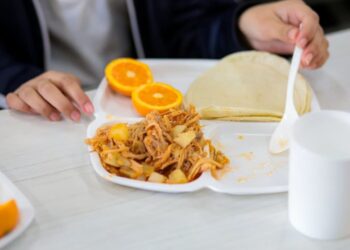 Baja California sanciona a empresas por intoxicación de estudiantes