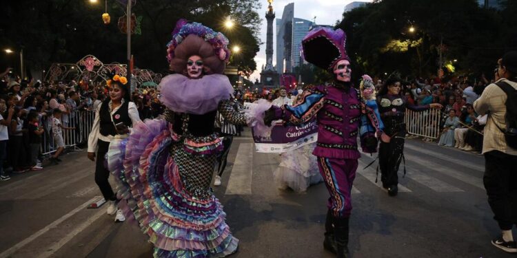 Color, música y tradición en la Mega Procesión de las Catrinas 2025 en la CDMX