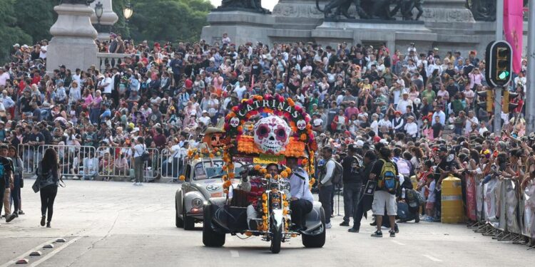Color, música y tradición en la Mega Procesión de las Catrinas 2025 en la CDMX