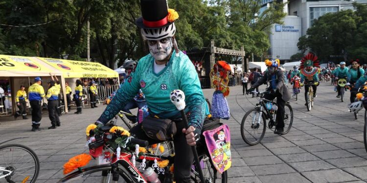 Color, música y tradición en la Mega Procesión de las Catrinas 2025 en la CDMX