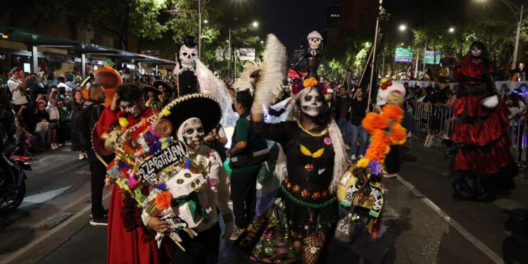 Color, música y tradición en la Mega Procesión de las Catrinas 2025 en la CDMX