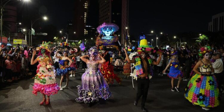 Color, música y tradición en la Mega Procesión de las Catrinas 2025 en la CDMX