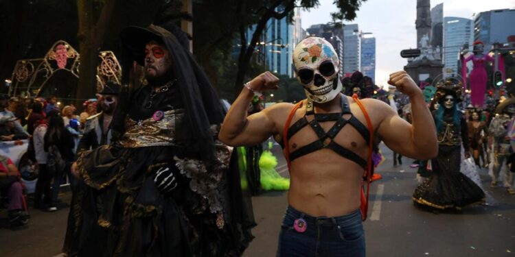 Color, música y tradición en la Mega Procesión de las Catrinas 2025 en la CDMX