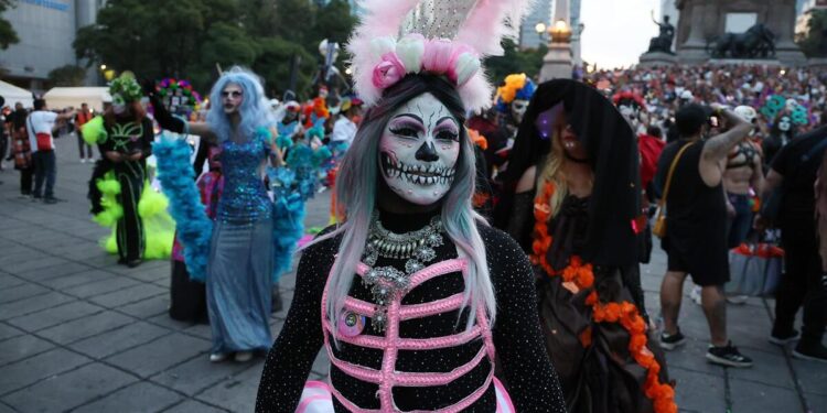 Color, música y tradición en la Mega Procesión de las Catrinas 2025 en la CDMX