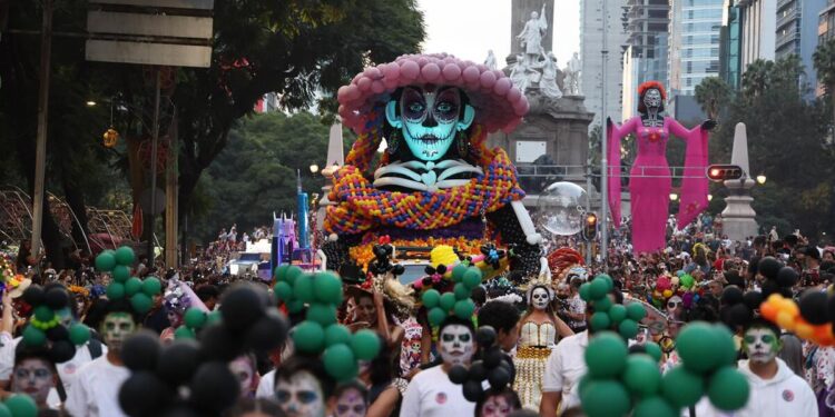 Color, música y tradición en la Mega Procesión de las Catrinas 2025 en la CDMX