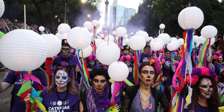 Color, música y tradición en la Mega Procesión de las Catrinas 2025 en la CDMX