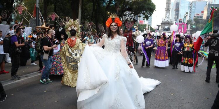 Color, música y tradición en la Mega Procesión de las Catrinas 2025 en la CDMX