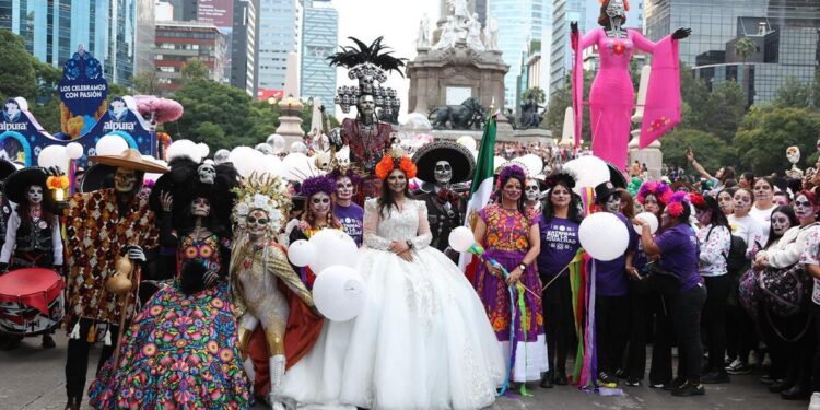 Color, música y tradición en la Mega Procesión de las Catrinas 2025 en la CDMX