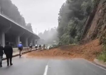 Deslave en caseta de La Venta paraliza la autopista México-Toluca