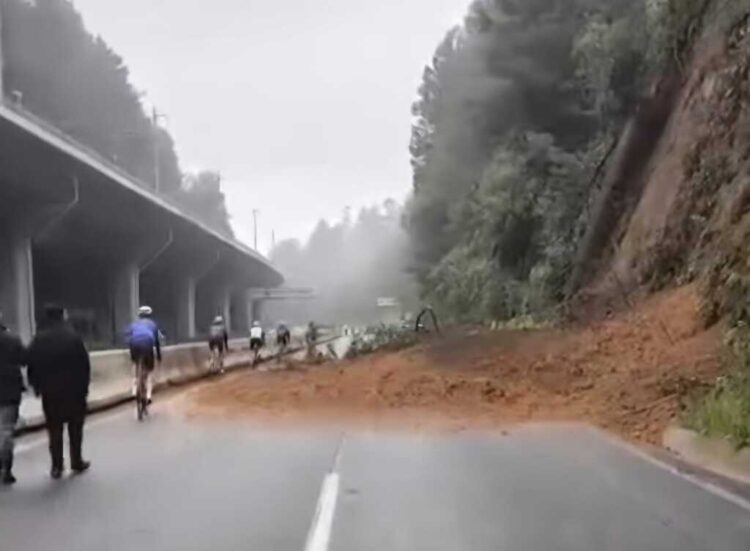 Deslave en caseta de La Venta paraliza la autopista México-Toluca