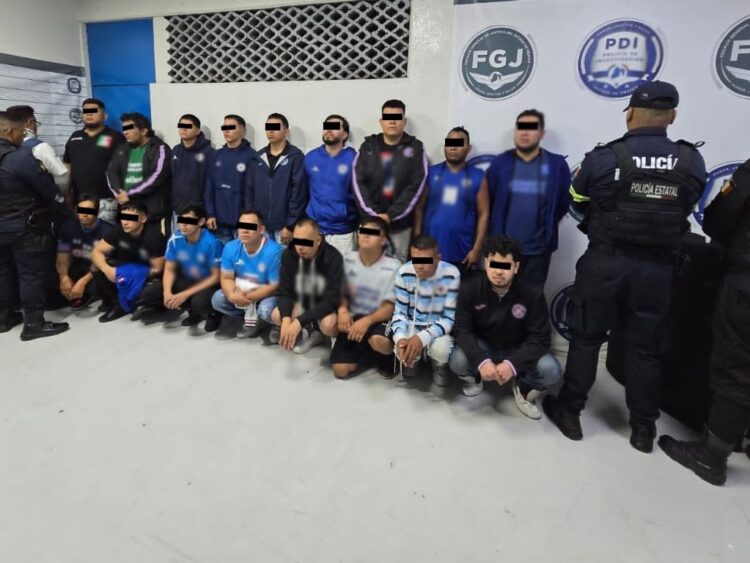 Detienen a 17 aficionados del Cruz Azul por golpiza a un hombre en Nezahualcóyotl