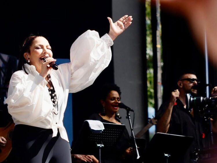 Gloria Estefan celebra 50 años de música con multitudinaria concierto en la Plaza de Colón en Madrid