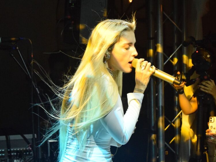 Elena Rose presenta su primer álbum llamado «Bendito Verano»