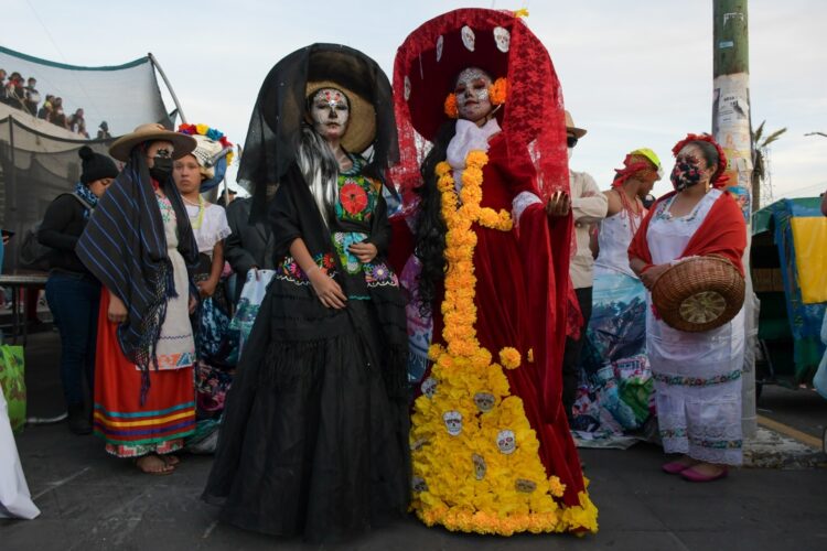 Estado de México. 30 de octubre, 2025. Embajada de la India y bandas oaxaqueñas en Festival de Dia de Muertos en Neza. AMEXI / FOTO: Luis Ayala