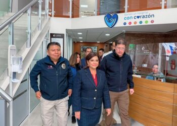 En compañía de sus secretarios, Brugada visita en el hospital a los policías lesionados en la marcha del 2 de octubre. AMEXI