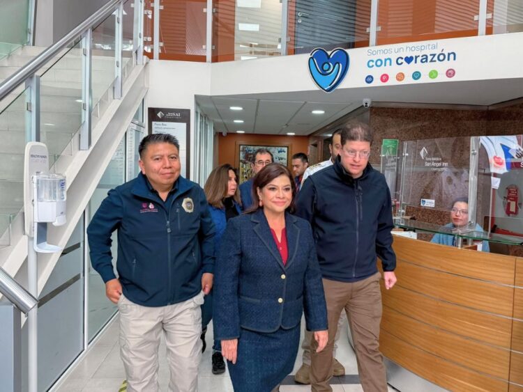 En compañía de sus secretarios, Brugada visita en el hospital a los policías lesionados en la marcha del 2 de octubre. AMEXI