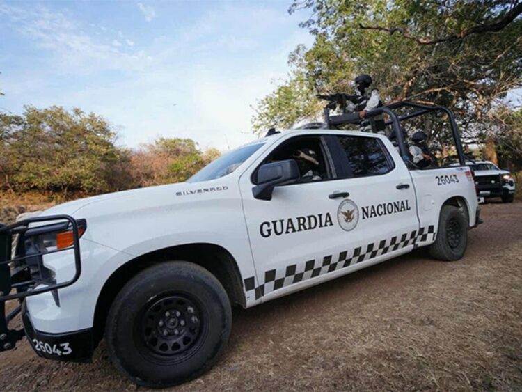 En Breves informativas de los estados: Estalla mina en comunidad de Cotija, deja dos federales heridos.