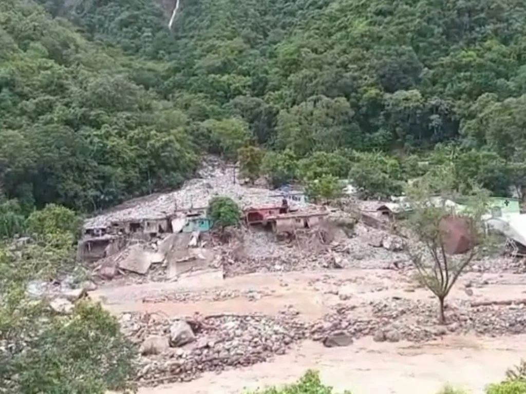 Evacúan a 47 Familias por Desgajamiento
