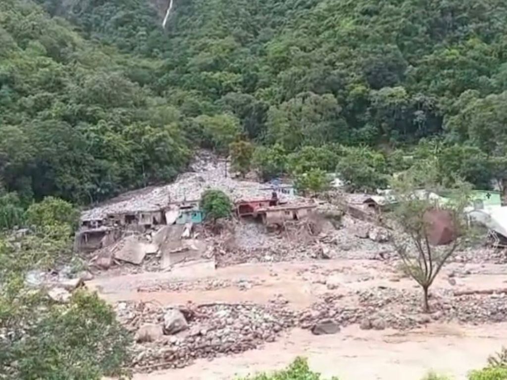 Evacúan a 47 Familias por Desgajamiento