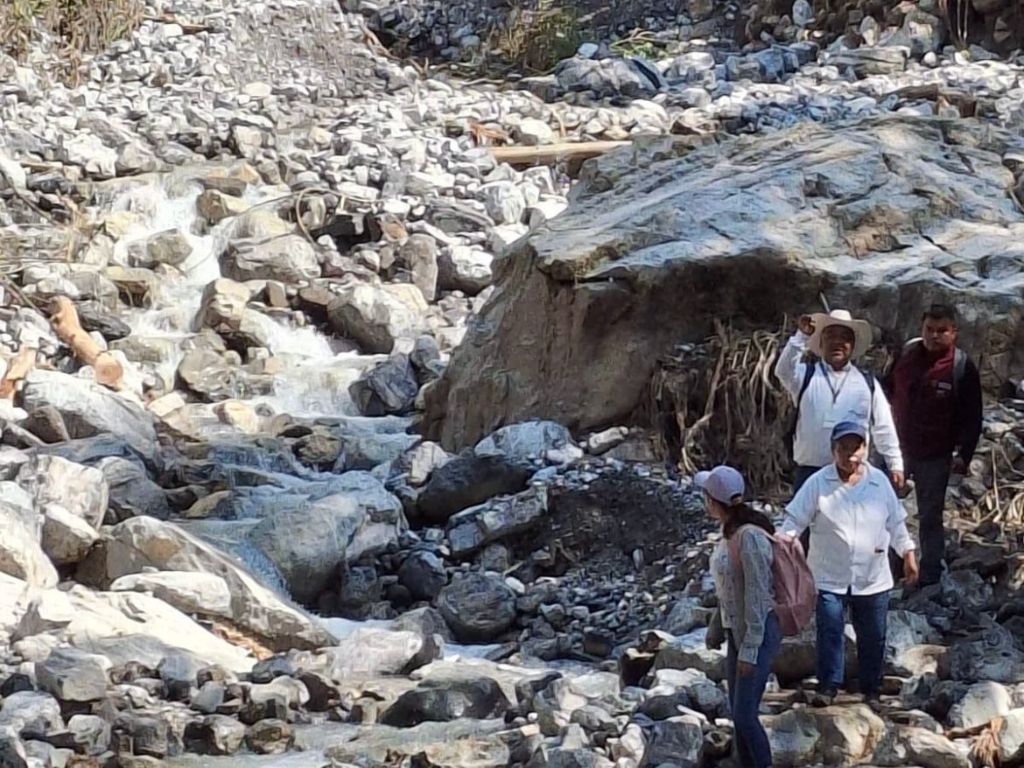 Evacúan a 47 Familias por Desgajamiento