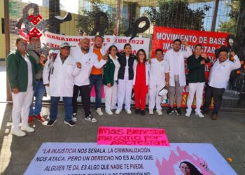 FINTRAS. Manifestación por la reinstalación de María Belén Benítez López, secretaria de Estrategia y Fortalecimiento Sindical. AMEXI Foto Florentino López