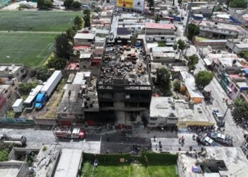 Evalúan daños y riesgos en viviendas cercanas a incendio de fábrica de colchones en Ecatepec