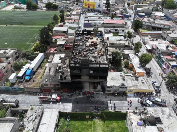 Evalúan daños y riesgos en viviendas cercanas a incendio de fábrica de colchones en Ecatepec