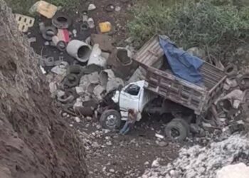 Camión de volteo cae a un barranco en Los Reyes La Paz, en el Estado de México