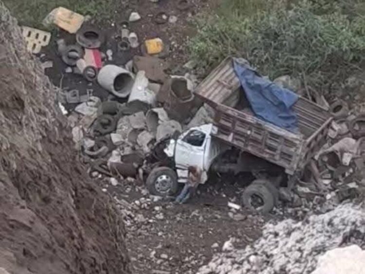 Camión de volteo cae a un barranco en Los Reyes La Paz, en el Estado de México
