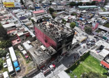 Evalúan daños y riesgos en viviendas cercanas a incendio de fábrica de colchones en Ecatepec