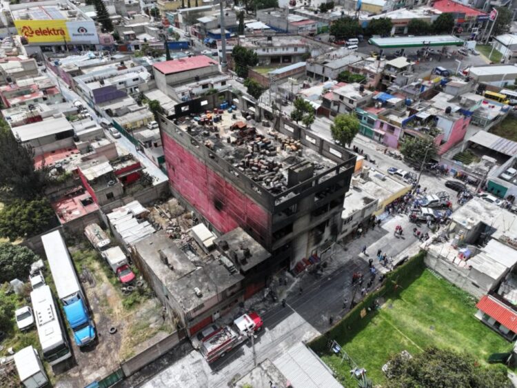 Evalúan daños y riesgos en viviendas cercanas a incendio de fábrica de colchones en Ecatepec