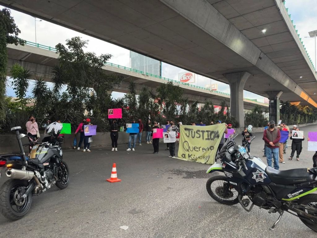 Familiares y amigos de Kimberly Moya, estudiante del CCH Naucalpan desaparecida, realizaron un bloqueo sobre Periférico Norte, a la altura de la avenida Primero de Mayo. Foto Especial