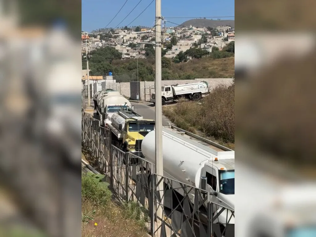 Fila de presuntas pipas huachicoleras en el Cerro del Tejolote de Ixtapaluca. AMEXI